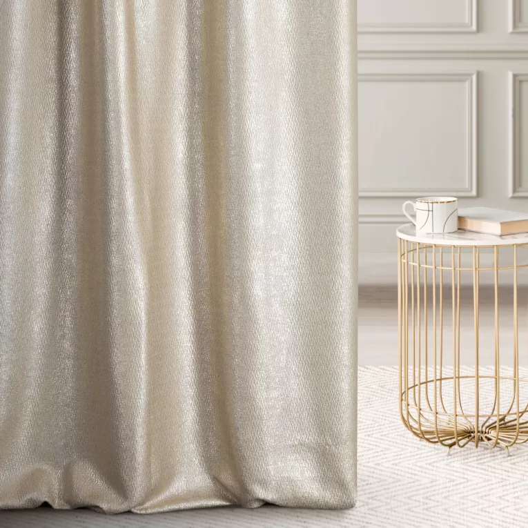 Zasłona szyta na taśmie 5 cm MATTEO złocista z grubotkanej nowoczesnej tkaniny z błyszczącym nadrukiem