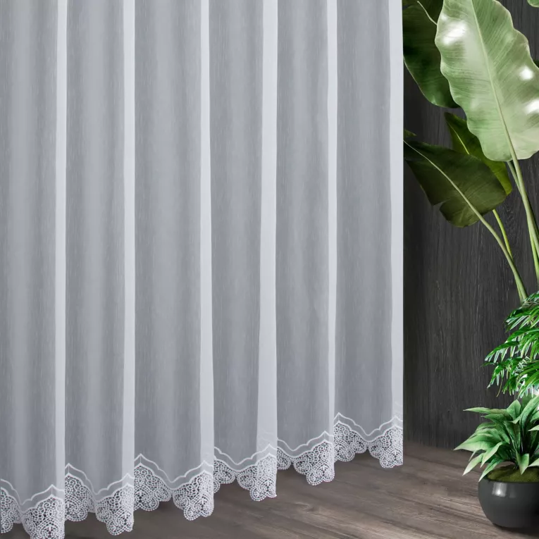 Tkanina firanowa typu aden, z delikatnym deszczykiem, zakończona efektowną ażurową aplikacją z kolekcji Pierre Cardin
