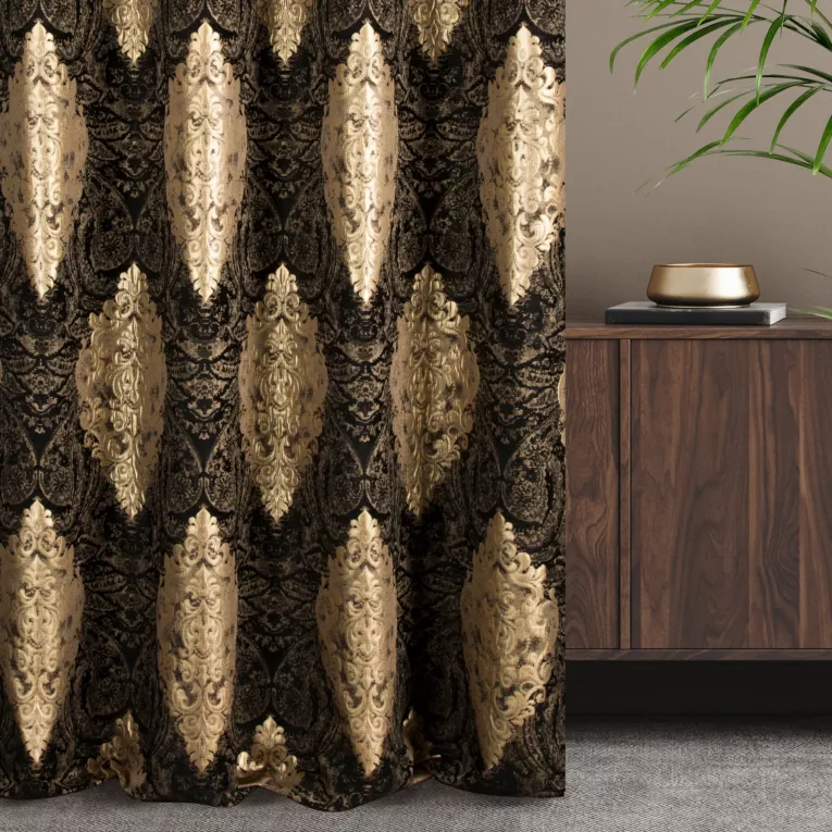 Zasłona szyta na taśmie 5 cm czarno złota z szenilowej tkaniny w drobny geometryczny wzór przetykany błyszczącą nicią