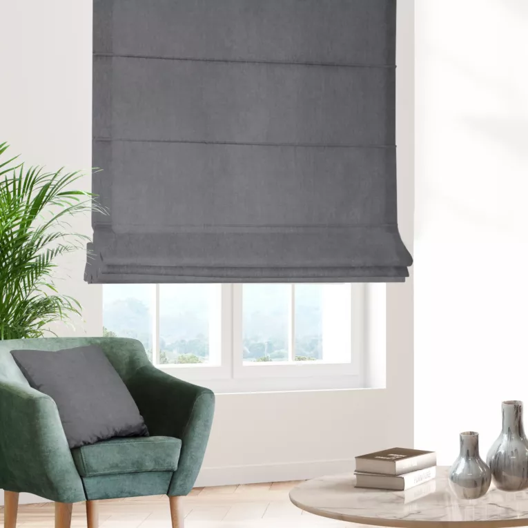 Roleta rzymska stalowo popielata z tkaniny zaciemniającej 100% blackout, o strukturze weluru