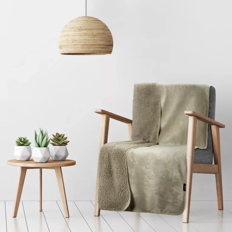 Narzuta, koc na fotel 70x160 cm beżowa z miękkiego polaru ze strukturą baranka TEDY Eurofirany Premium