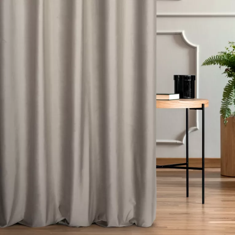 Zasłona szyta na taśmie 5 cm jasnobrązowa z miękkiej półmatowej tkaniny welwetowej