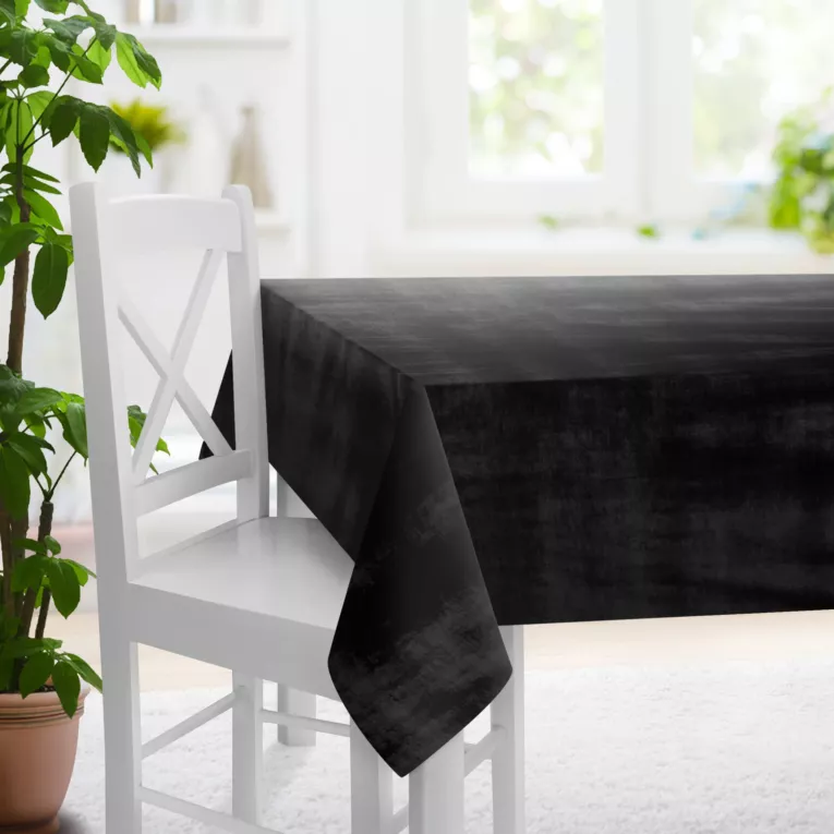 Obrus szyty SAFARI 1 czarny z miękkiej welwetowej tkaniny z połyskiem i poziomym prążkiem