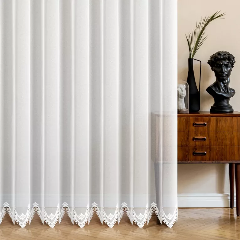 Firana szyta na taśmie 5 cm biała z tkaniny typu markizeta zdobionej aplikacją