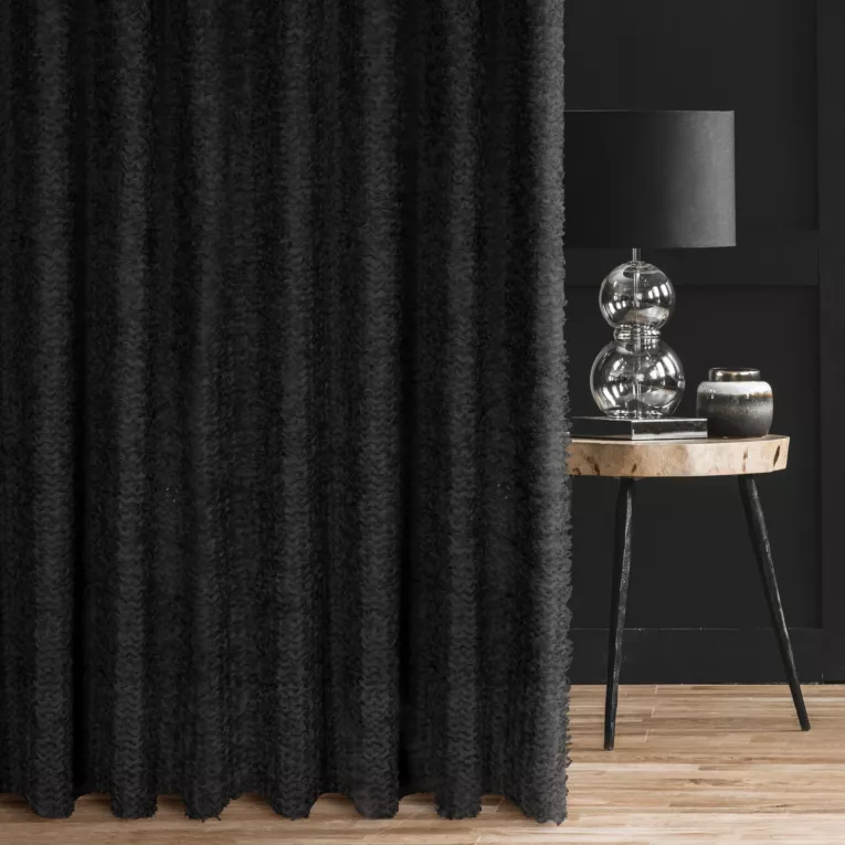 Zasłona szyta na taśmie 5 cm czarna z tkaniny z aplikacją