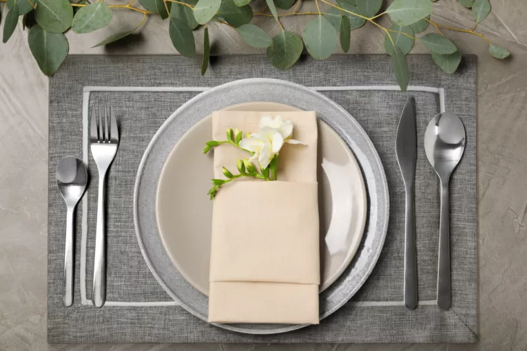 Komplet serwetek 4 szt biało, popielaty 30x40 cm MEGI zdobiony lamówką