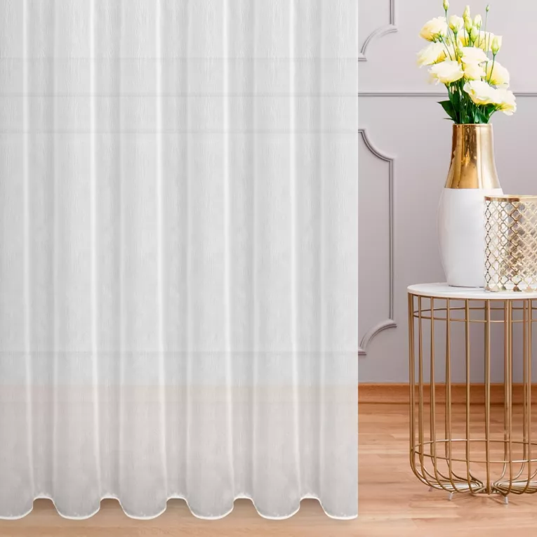 Tkanina firanowa pokryta delikatnym strukturalnym, fantazyjnym wzorem wykończona obciążnikiem