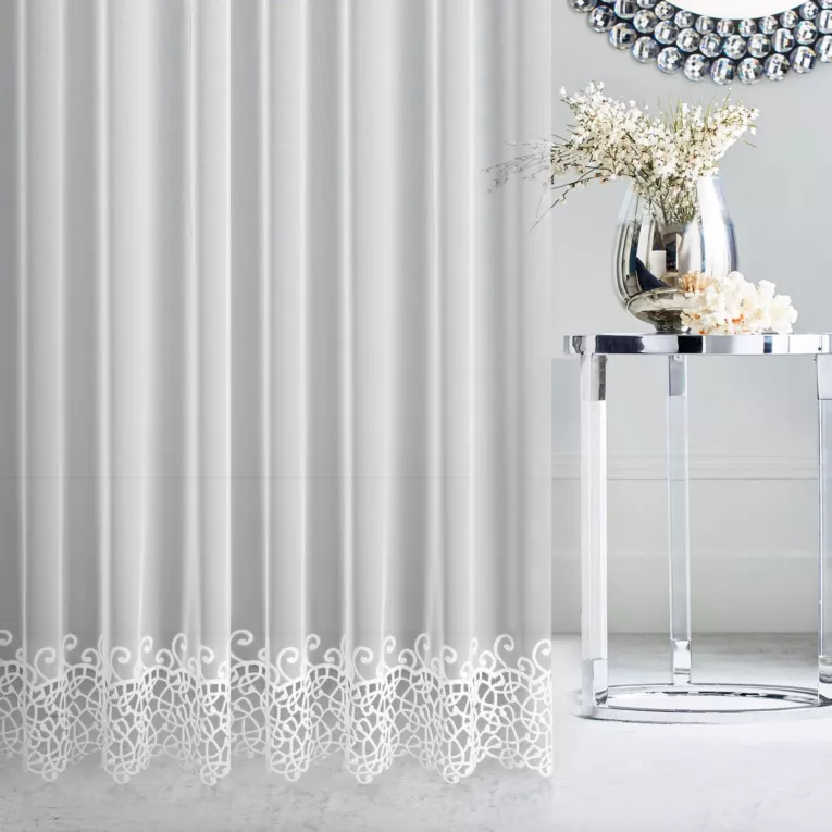 Firana szyta na taśmie 5 cm PAULINE kremowa z matowej delikatnej tkaniny PERU z moherową aplikacją