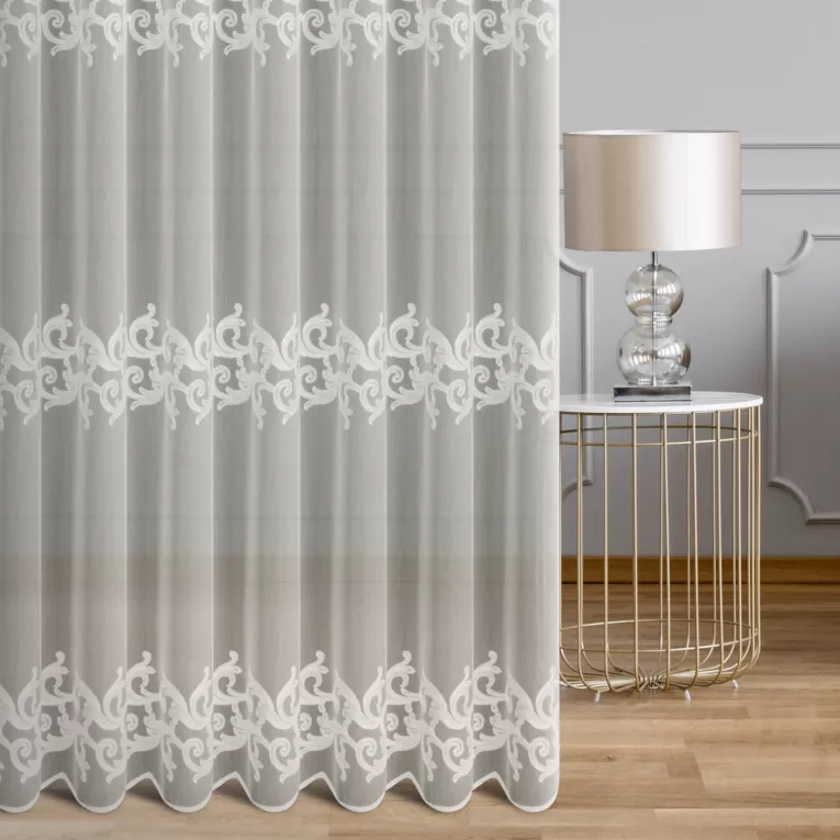 Firana szyta na taśmie 5 cm naturalna z delikatnej tkaniny typu aden, wykończonej łańcuszkowym haftem Italissima Eva Minge