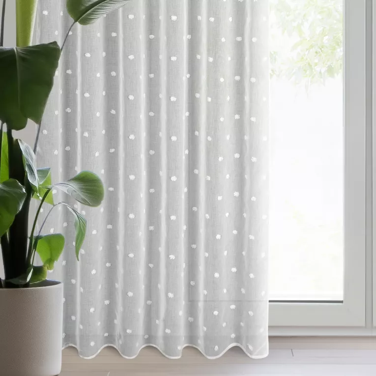 Firana SARA z etaminy zdobiona puszystymi pomponikami na całej powierzchni