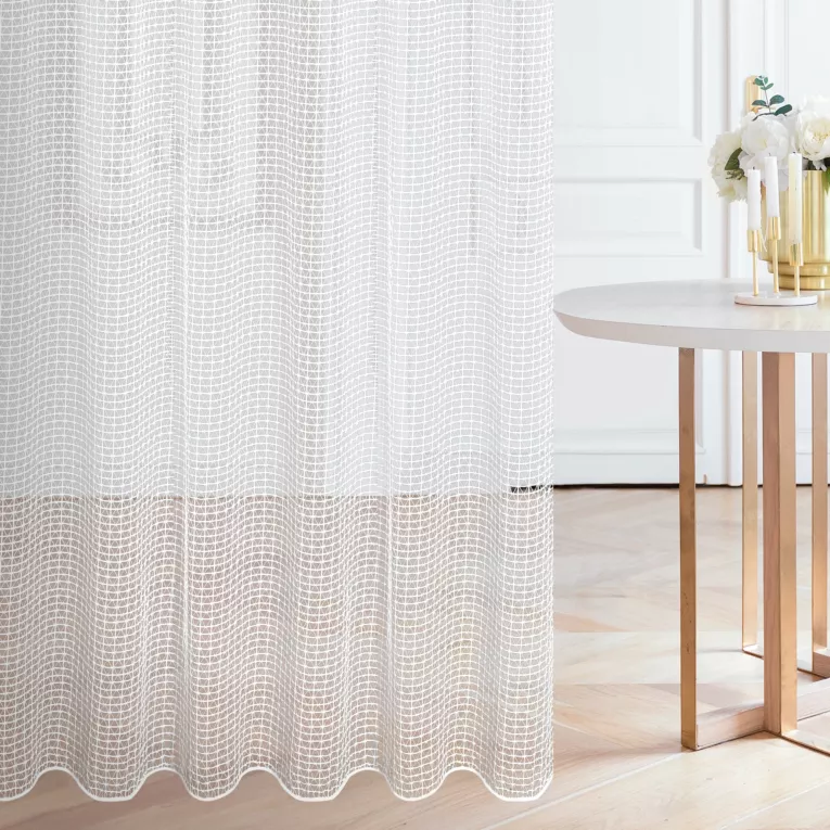 Firana szyta na taśmie 5 cm biała luźno tkana siatka, delikatna i miękka w dotyku, wykończona obciążnikiem