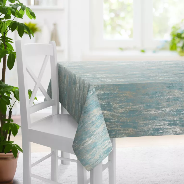 Obrus szyty niebiesko złocisty z grubej, welwetowej tkaniny z efektem przecieranego wzoru, zdobiona delikatnie połyskującym nadrukiem