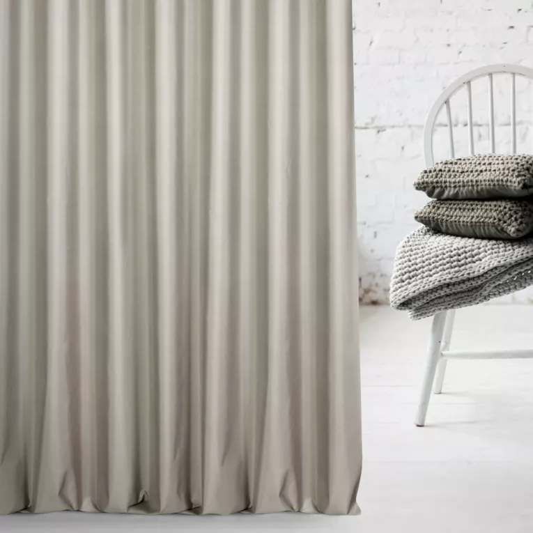 Zasłona szyta na taśmie 5 cm beżowa z tkaniny typu Blackout zaciemniającej w 100%