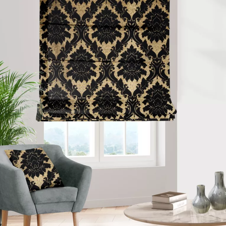 Roleta rzymska czarno złota z szenilowej tkaniny w klasyczny wzór ornamentowy przetykany błyszczącą nicią