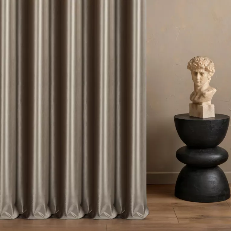 Zasłona szyta na taśmie 8 cm brązowa z miękkiej półmatowej tkaniny welwetowej