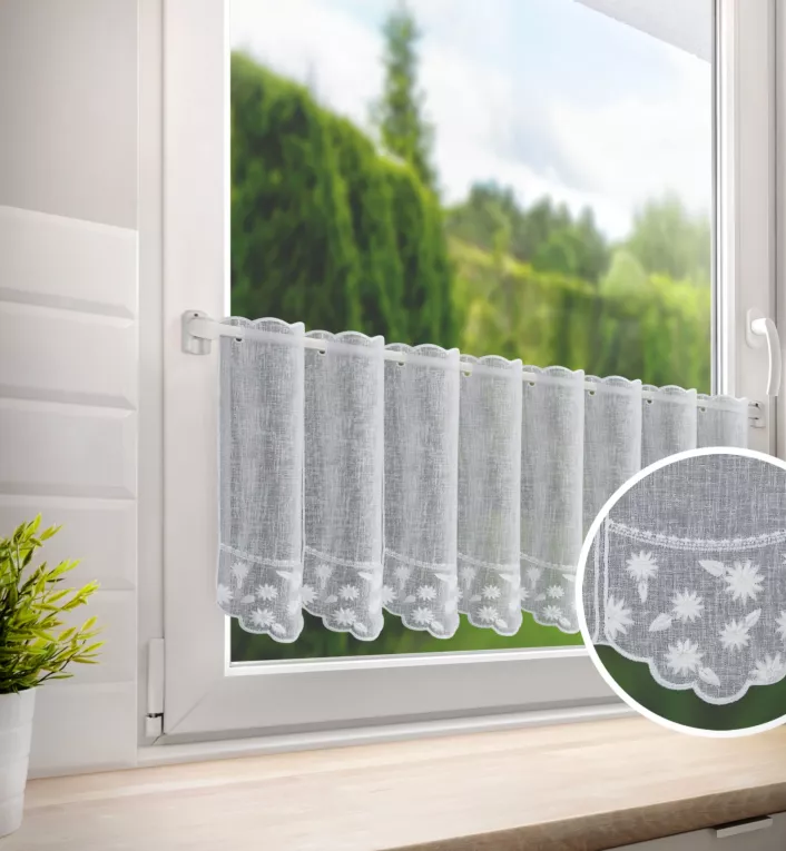 Tkanina firanowa zazdrostka z etaminy zdobiona haftem drobnych kwiatów