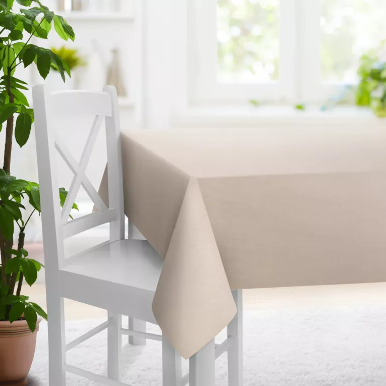 Obrus szyty złoty z półprzezroczystej tkaniny o wyglądzie drobnego deszczyku i delikatnym połysku, wykończona obciążnikiem