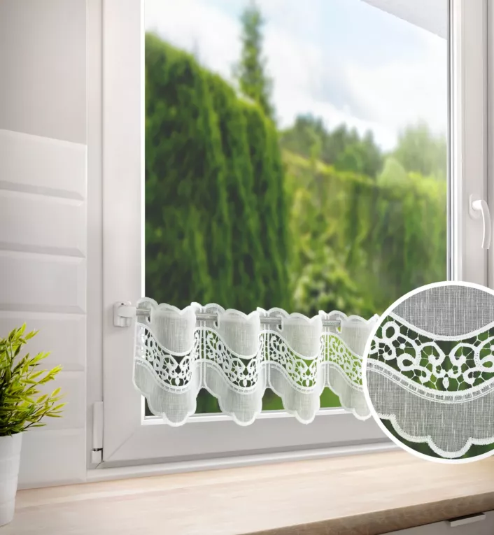 Tkanina firanowa zazdrostka z etaminy zdobiona ażurowym haftowanym wzorem