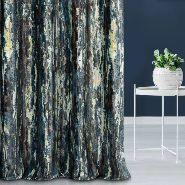 Zasłona szyta na taśmie 5 cm granatowo czarna miękka, welwetowa, z przecieranym wzorem i błyszczącym złocistym nadrukiem