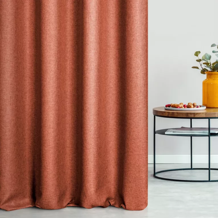 Zasłona szyta na taśmie 5 cm ceglasta z tkaniny trudnopalnej, zaciemniającej, typu blackout z efektem melanżu