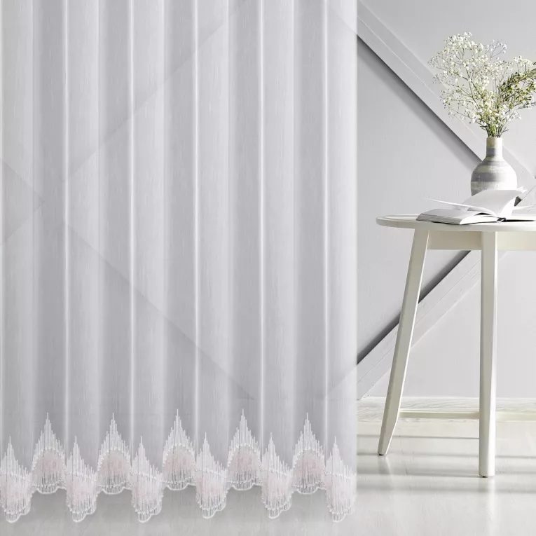 Firana szyta na taśmie 5 cm naturalno pudrowa z matowej tkaniny ADEN ozdobionej haftem i perełkami Italissima Eva Minge