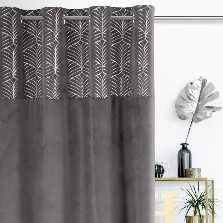 Zasłona z welwetu z ozdobnym pasem ze srebrnym nadrukiem w górnej części