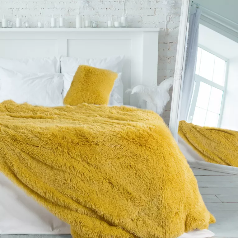 Narzuta LETTIE z miękkiego i przyjemnego w dotyku ekologicznego futerka z długim włosem