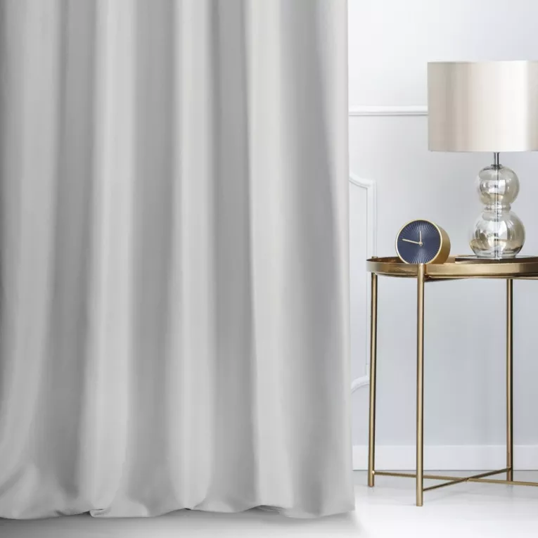 Zasłona szyta na taśmie 5 cm LUXOR jasnosrebrna z eleganckiej lśniącej tkaniny o drobnym splocie