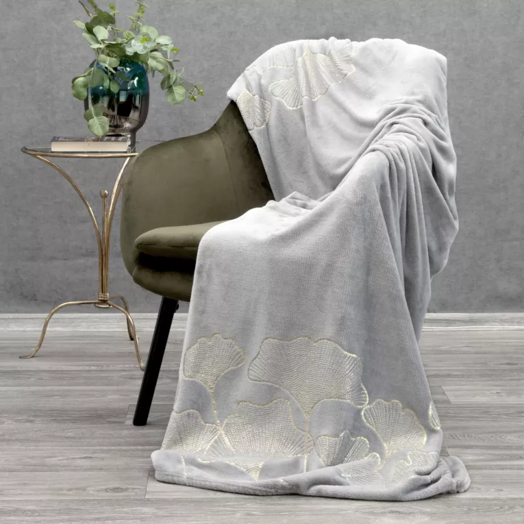 Koc flano 150x200 cm srebrny z błyszczącym nadrukiem z motywem liści miłorzębu GINKO