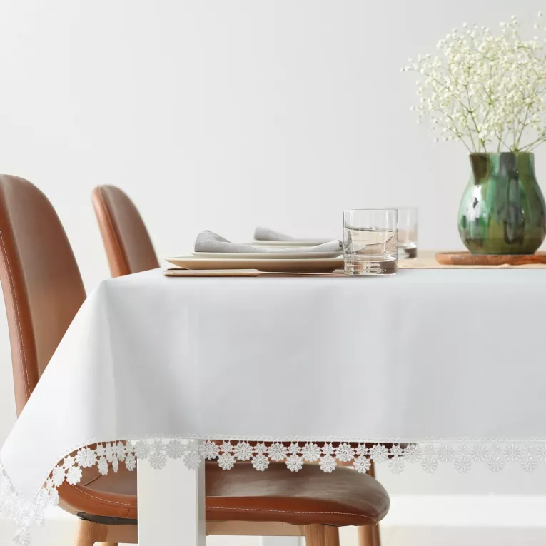 Obrus na stół 140x220 cm biały zdobiony koronką w kwiatuszki - LAURA
