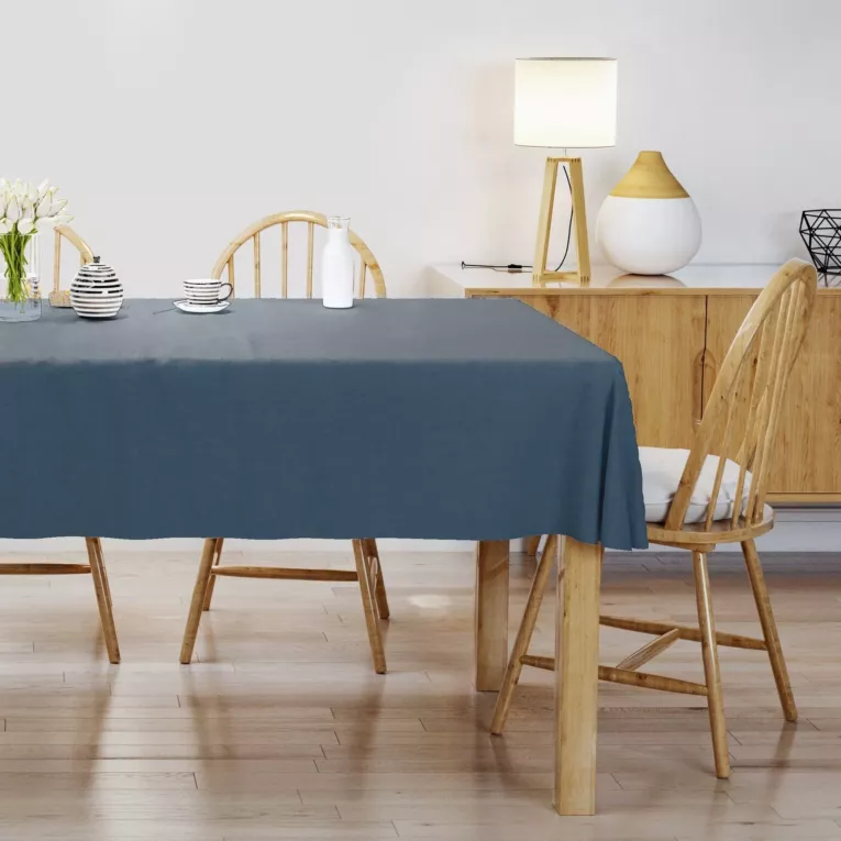 Obrus szyty granatowy z gładkiej zaciemniającej tkaniny typu dimout