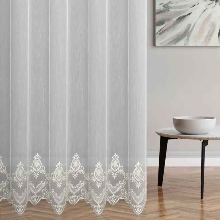 Firana szyta na taśmie 5 cm biało złota z miękkiej tkaniny typu Aden, pokryta eleganckim haftem