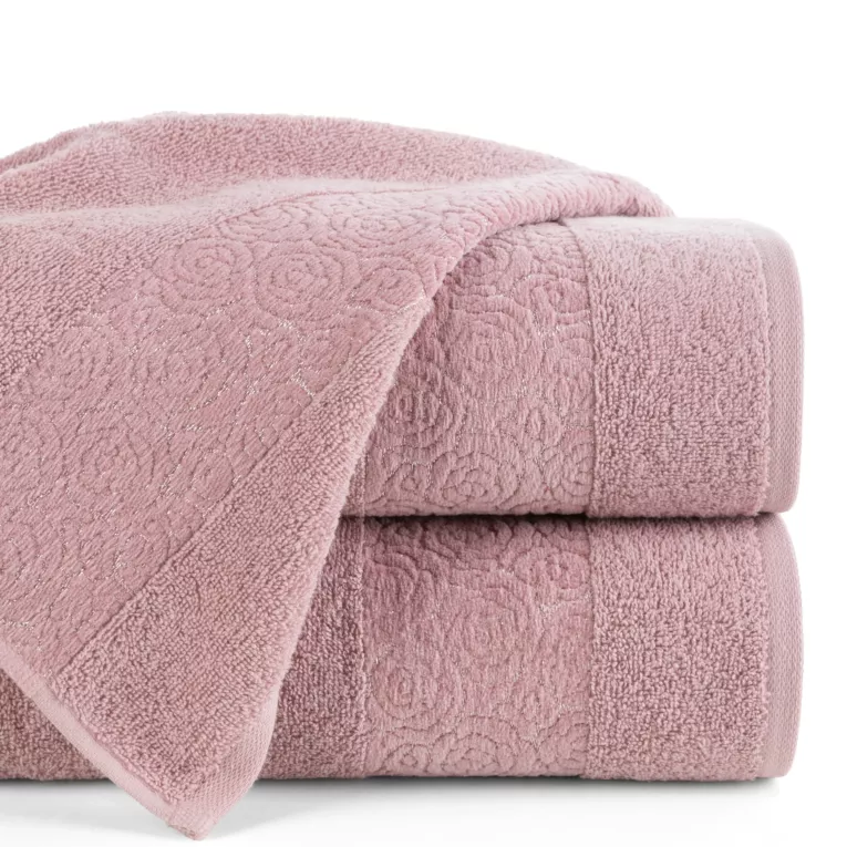 Ręcznik kąpielowy 70x140 cm bawełniany kolor pudrowy zdobiony wytłaczanym motywem róż z dodatkiem błyszczącej nici IRIS