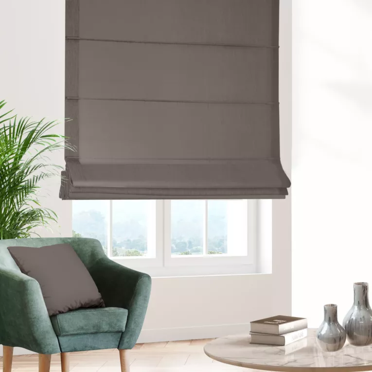 Roleta rzymska jasnobrązowa z gładkiej tkaniny zaciemniającej typu dimout wykończona obciążnikiem