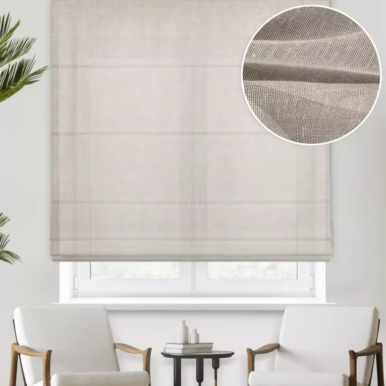 Roleta rzymska beżowa z grubej, matowej tkaniny o naturalnym splocie wykończona obciążnikiem