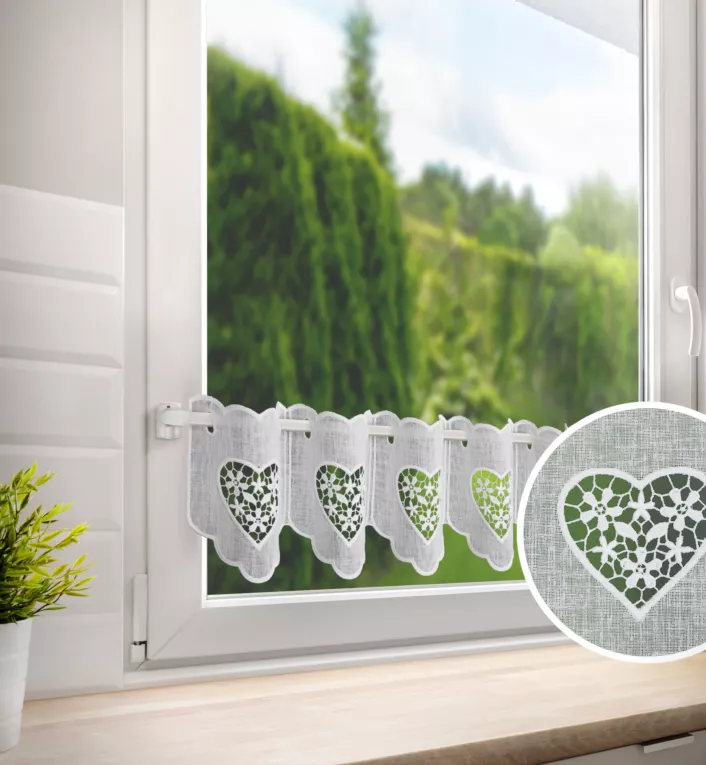 Tkanina firanowa zazdrostka z etaminy zdobiona haftowanymi ażurowymi sercami