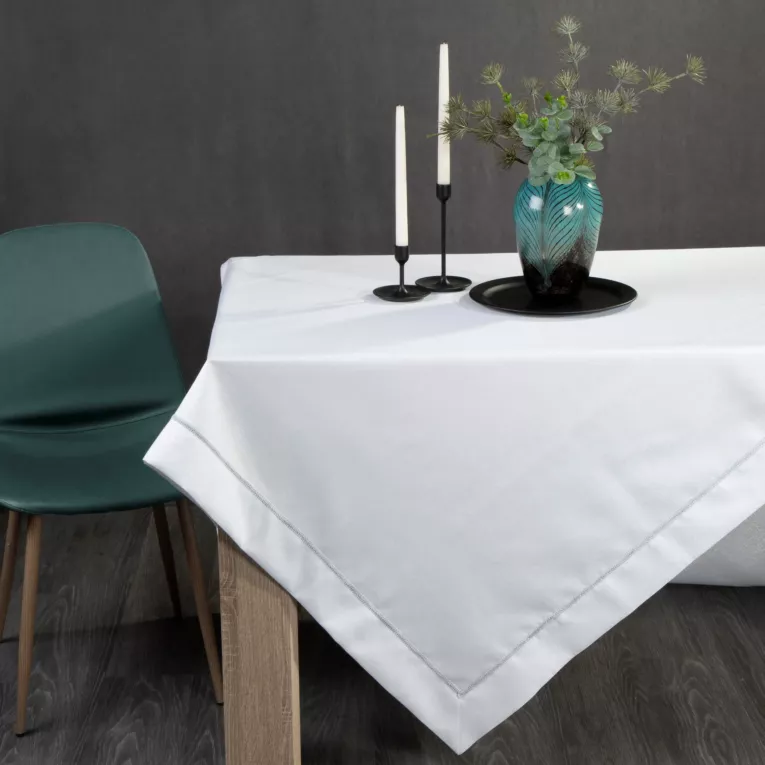 DIVA LINE Obrus z błyszczącej tkaniny zdobiony elegancką listwą oraz srebrną lamówką w eleganckim opakowaniu