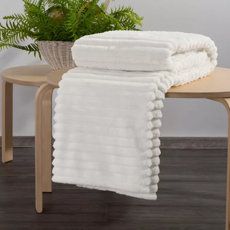 Narzuta na fotel - koc 70x160 cm biała z wytłaczanym wzorem i efektem 3D SOFT Design 91