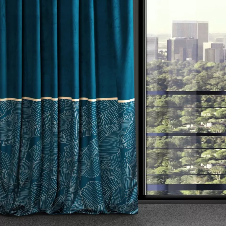 Zasłona granatowo, beżowa ze wzorem liści z matowego welwetu 140x20 taśma MUSA 6 Limited Collection