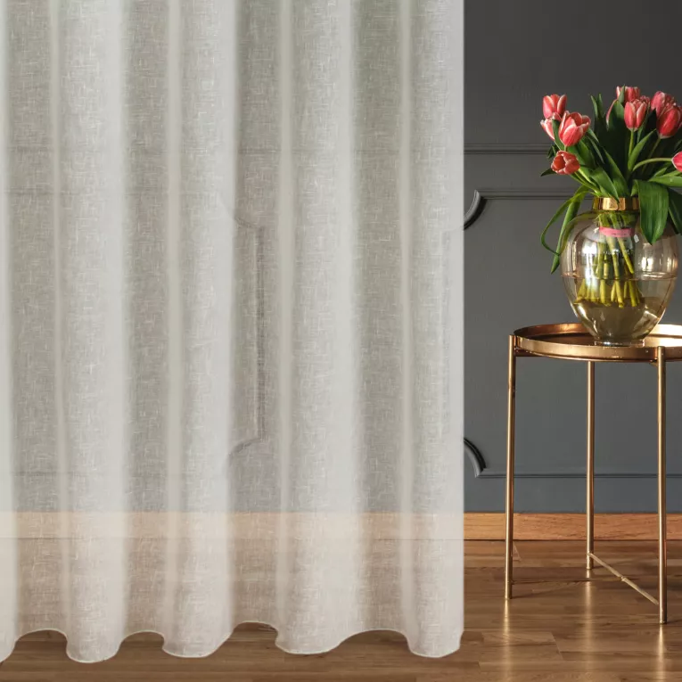 Firana szyta na taśmie 5 cm beżowa z miękkiej, matowej etaminy o naturalnym splocie, wykończona obciążnikiem