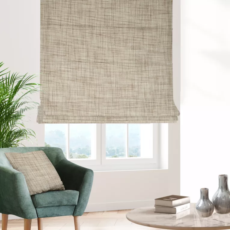 Roleta rzymska ciemnokremowa z tkaniny o grubym splocie z efektem melanżu