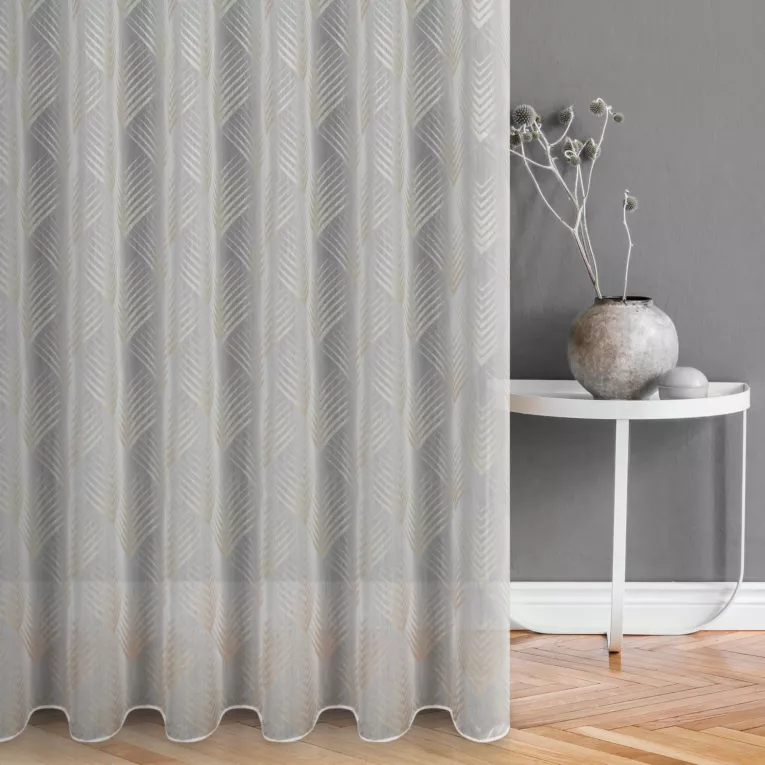 Firana szyta na flexach biało złota z tkaniny typu BATYST z delikatnie połyskującym, geometrycznym nadrukiem na całości tkaniny, wykończona obciążnikiem