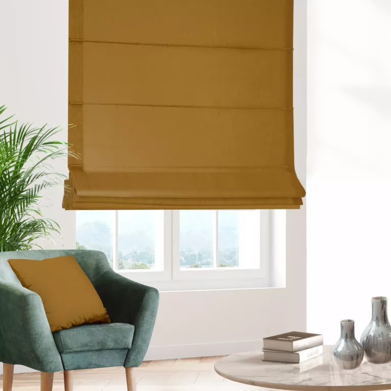 Roleta rzymska musztardowa z gładkiej zaciemniającej tkaniny typu dimout