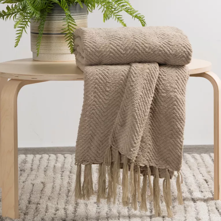 Koc 130x170 cm beżowy tkany z frędzlami i wytłaczanym wzorem MILO