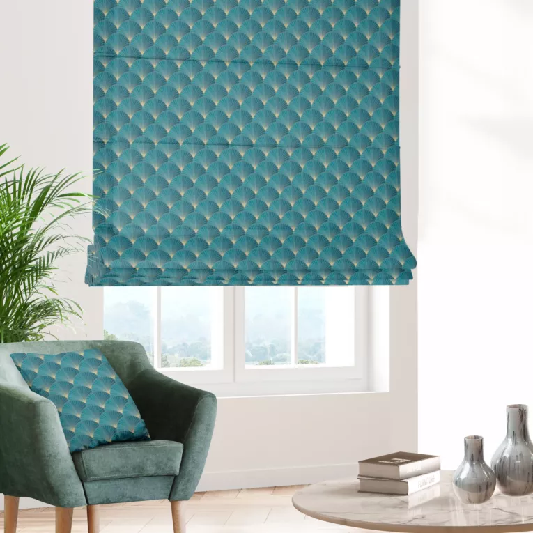 Roleta rzymska turkusowo złota z tkaniny o naturalnym splocie z wzorem w stylu art deco