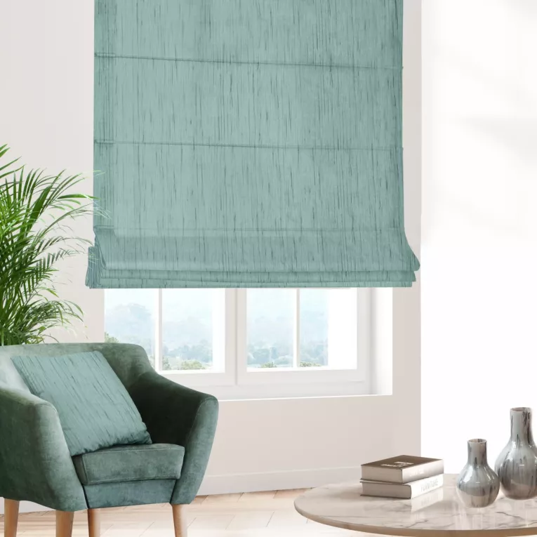 Roleta rzymska morska z tkaniny welwetowej w pionowe prążki, wykończona obciążnikiem