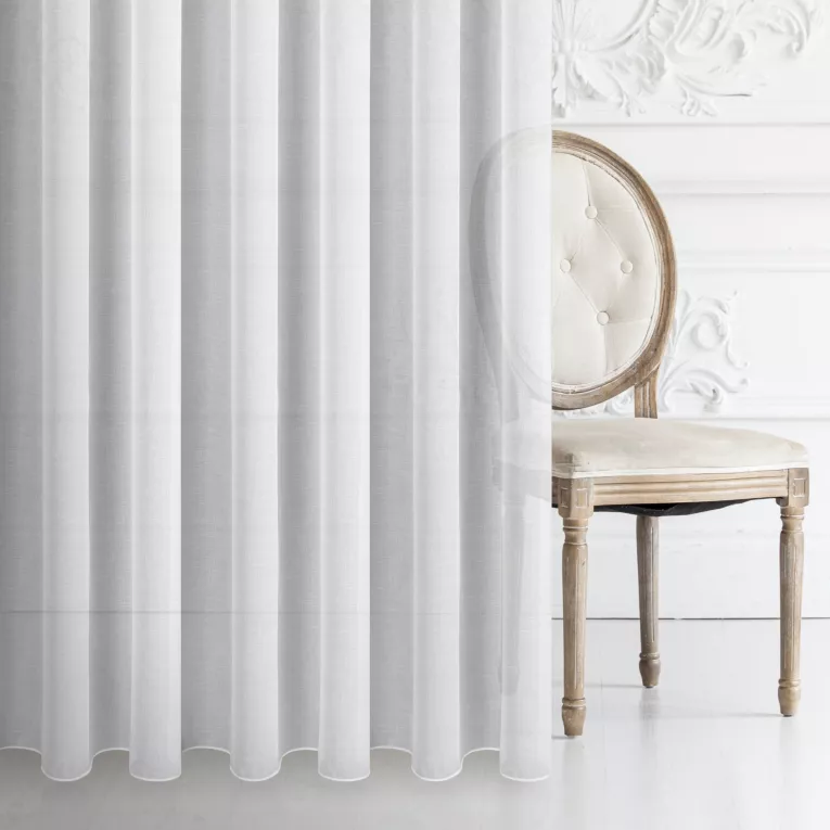 Tkanina firanowa etamina, przeplatana błyszczącą nicią, o gęstym splocie, wykończona obciążnikiem