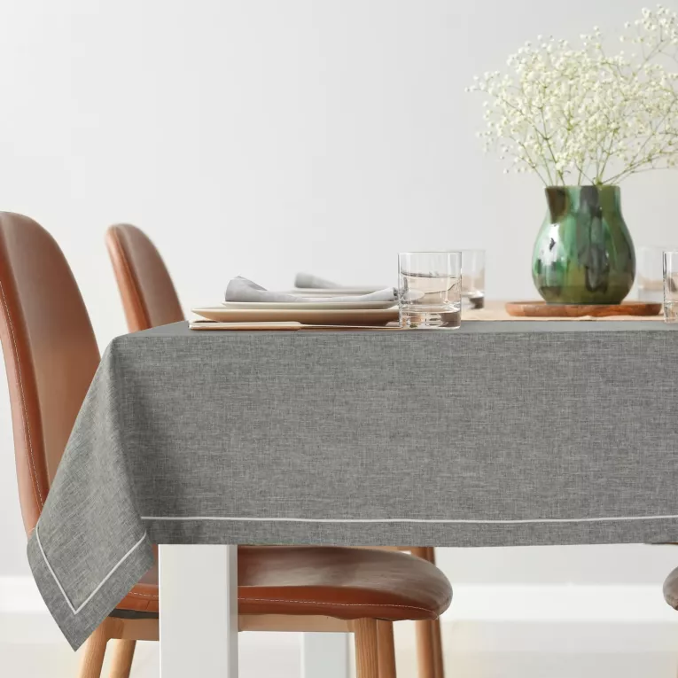 Obrus popielato, biały 140x220 cm MEGI zdobiony lamówką