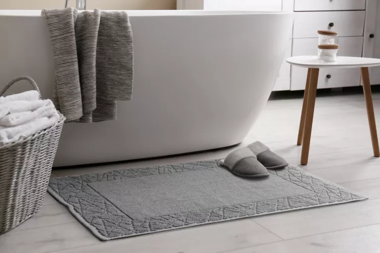 Dywanik łazienkowy NIKA z bawełny, dobrze chłonący wodę z geometrycznym wzorem wykończony błyszczącą nicią