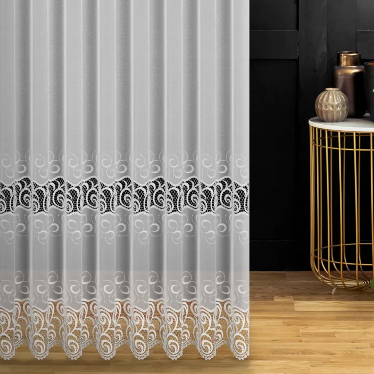 Firana szyta na fleksach biała z matowej markizety zdobionej dwoma pasami aplikacji